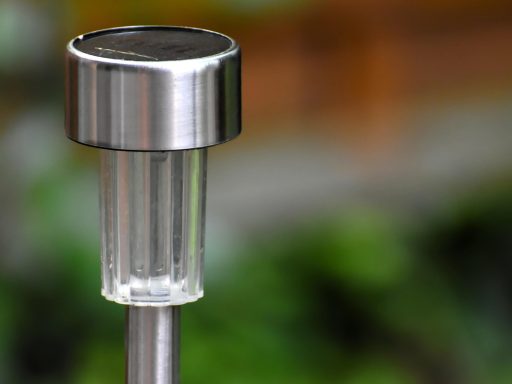 Buitenlamp op zonne-energie geplaatst langs een tuinpad