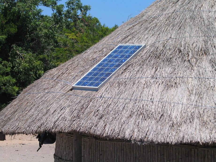 Zonnepanelen op het dak van een woonhuis in een Nederlandse wijk