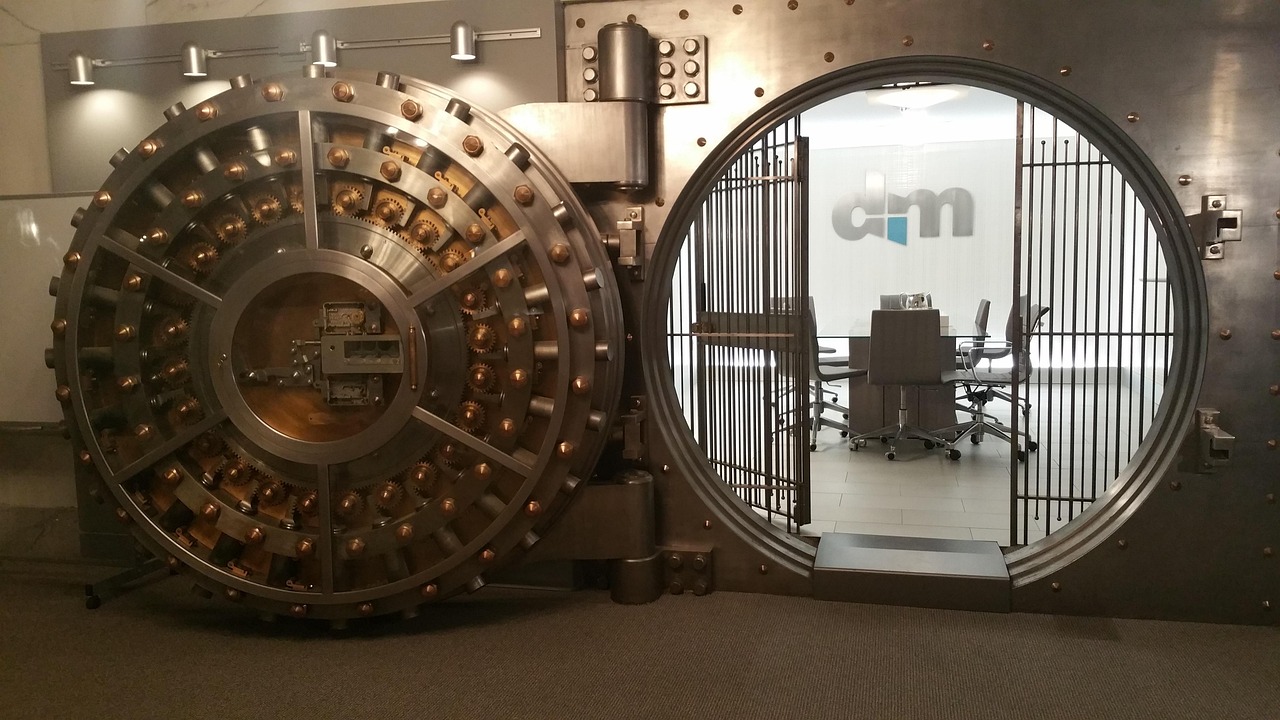 Een open kluisdeur van een bank, symbool voor het bewaren van geld