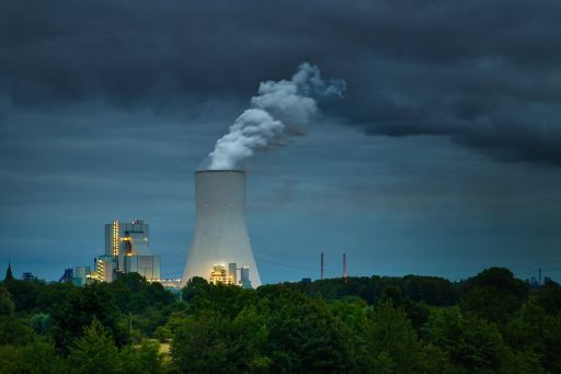 Industrieel gebouw met zonnepanelen op het dak en moderne verlichting in de productiehal