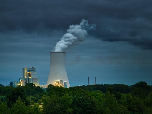 Industrieel gebouw met zonnepanelen op het dak en moderne verlichting in de productiehal