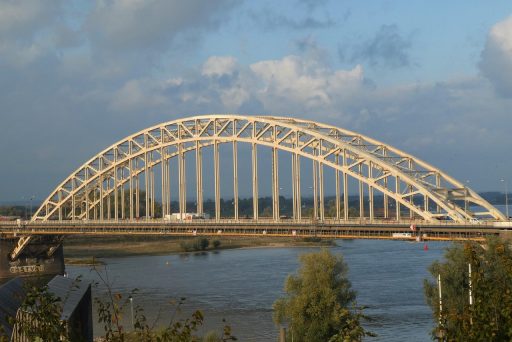 De ruïnes van het Valkhof in Nijmegen, met zicht op de Waal op de achtergrond