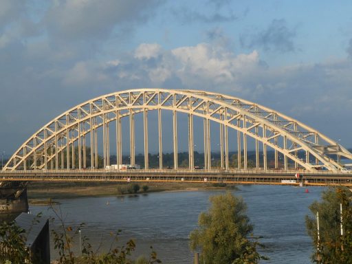De ruïnes van het Valkhof in Nijmegen, met zicht op de Waal op de achtergrond