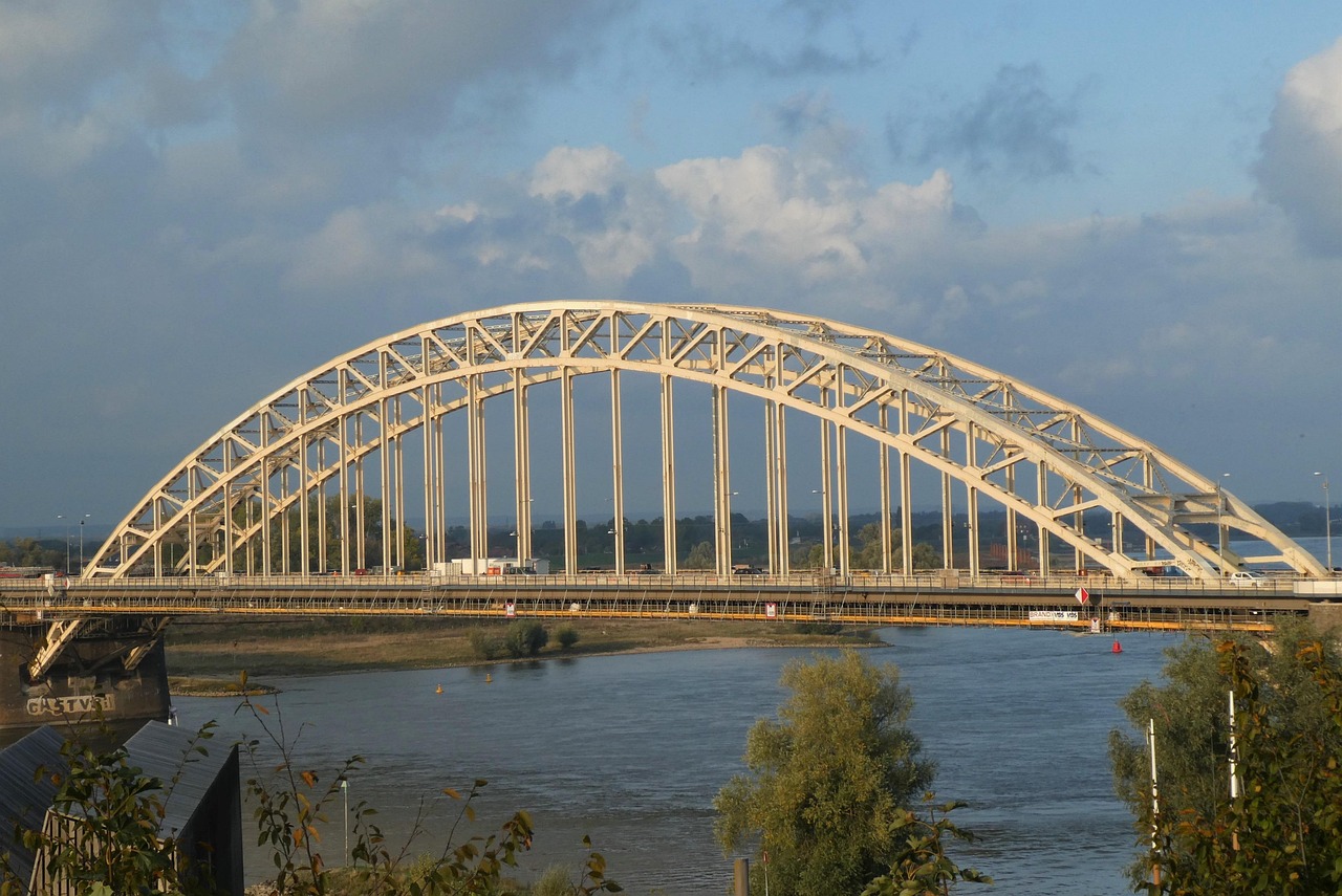 De ruïnes van het Valkhof in Nijmegen, met zicht op de Waal op de achtergrond