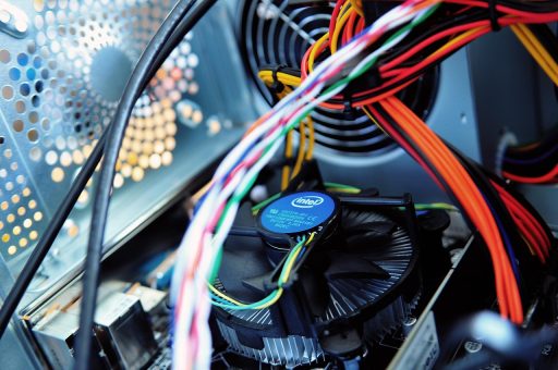 Binnenkant van een kwantumcomputer met koelbuizen en goudkleurige chips zichtbaar in een laboratoriumopstelling