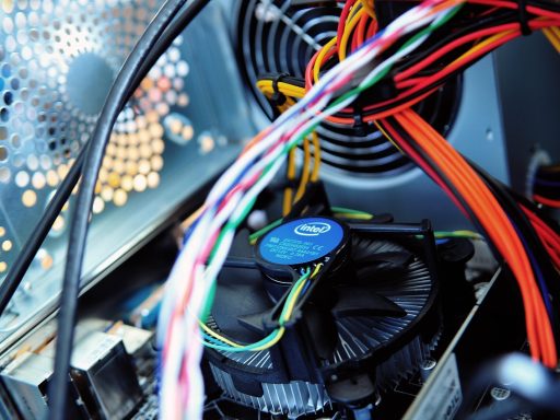 Binnenkant van een kwantumcomputer met koelbuizen en goudkleurige chips zichtbaar in een laboratoriumopstelling