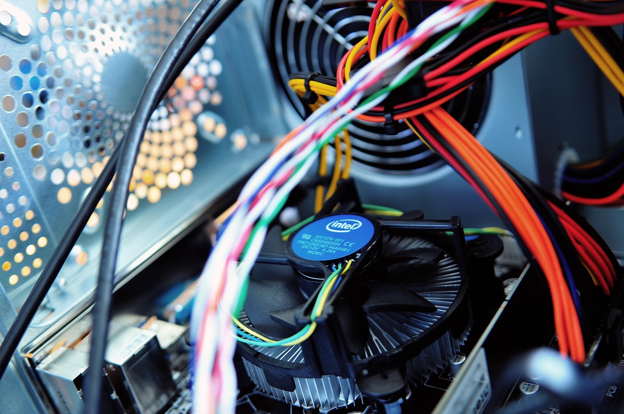 Binnenkant van een kwantumcomputer met koelbuizen en goudkleurige chips zichtbaar in een laboratoriumopstelling