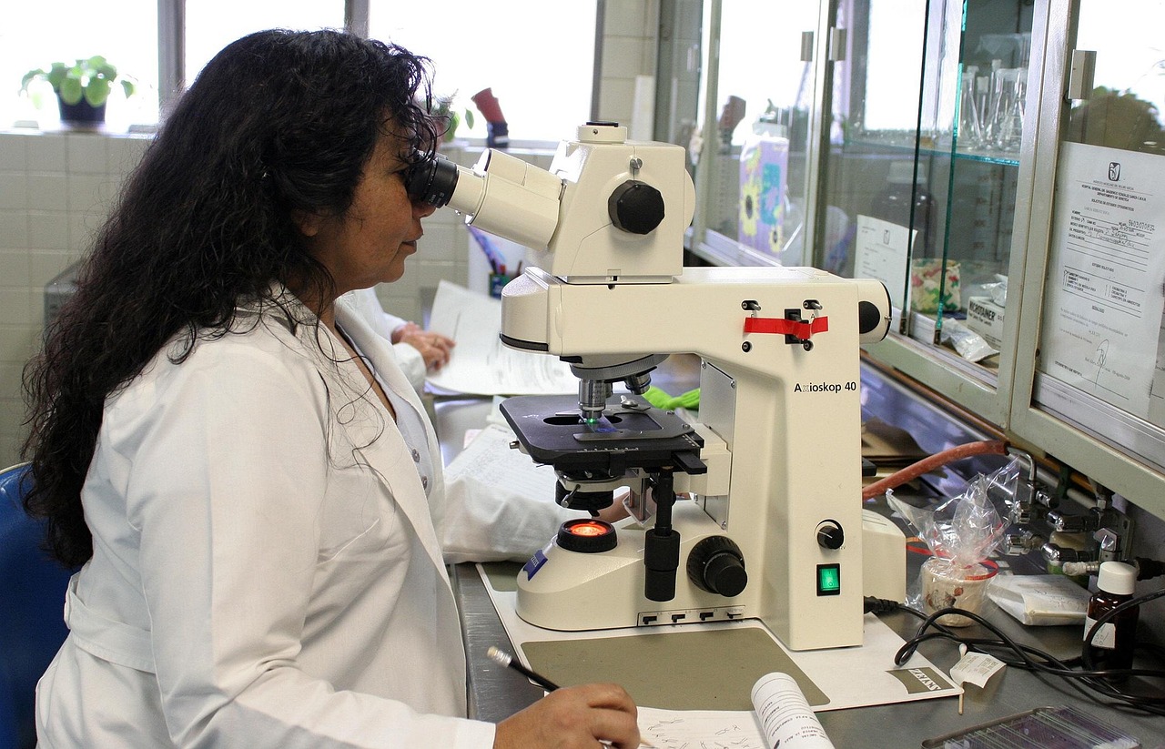 Wetenschapper die data analyseert in een laboratorium
