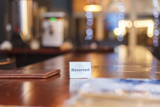 Toerist betaalt rekening in een restaurant op vakantie