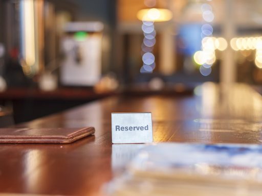 Toerist betaalt rekening in een restaurant op vakantie