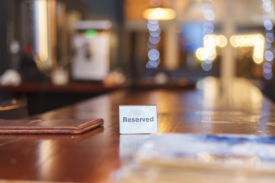 Toerist betaalt rekening in een restaurant op vakantie