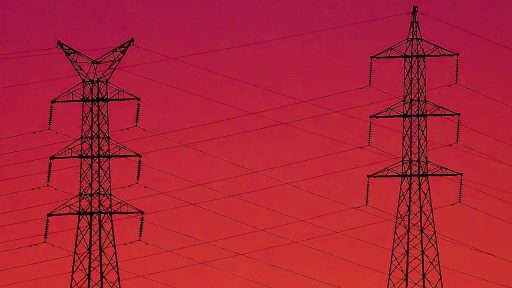 Hoogspanningslijnen tegen een avondlucht, symbool voor het Europese stroomnetwerk