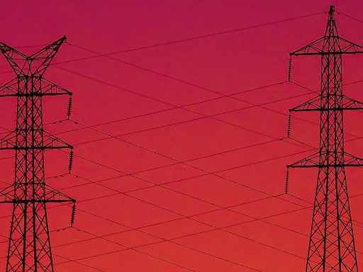 Hoogspanningslijnen tegen een avondlucht, symbool voor het Europese stroomnetwerk
