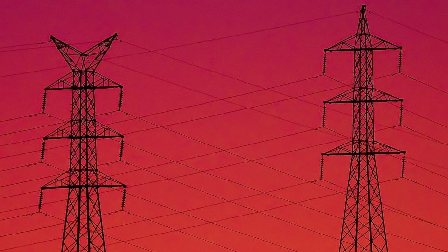 Hoogspanningslijnen tegen een avondlucht, symbool voor het Europese stroomnetwerk