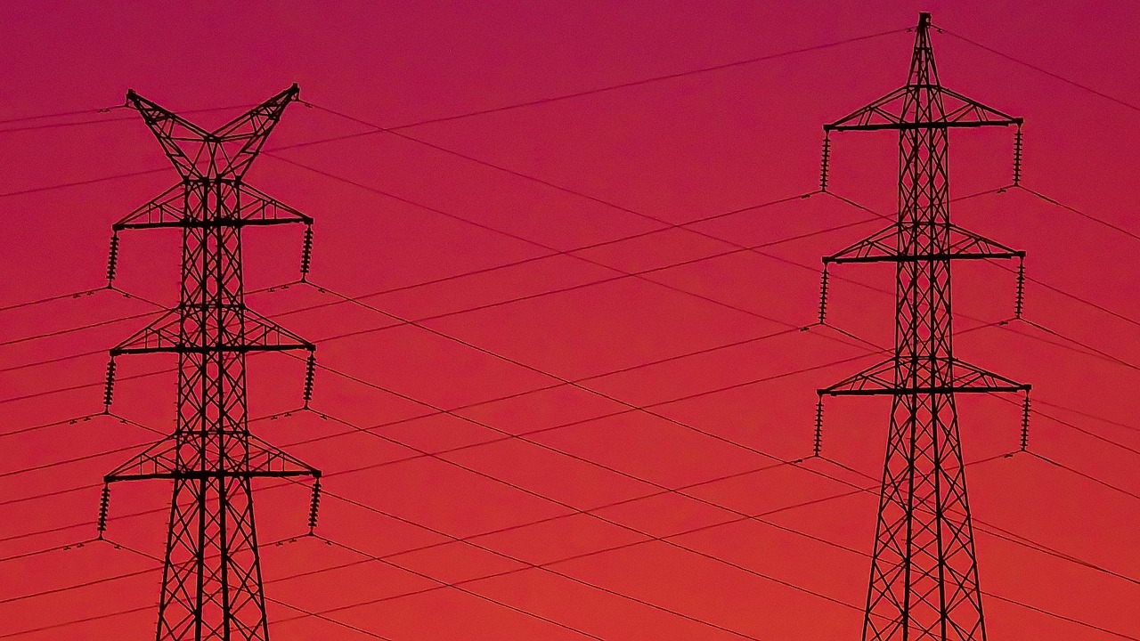 Hoogspanningslijnen tegen een avondlucht, symbool voor het Europese stroomnetwerk