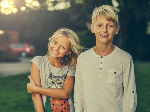 Kinderen lezen boeken buiten in de zomer