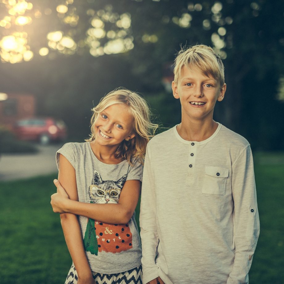 Kinderen lezen boeken buiten in de zomer