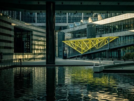 Façade van een centraal bankgebouw met klassieke pilaren