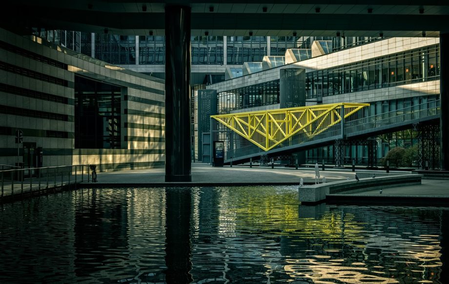 Façade van een centraal bankgebouw met klassieke pilaren