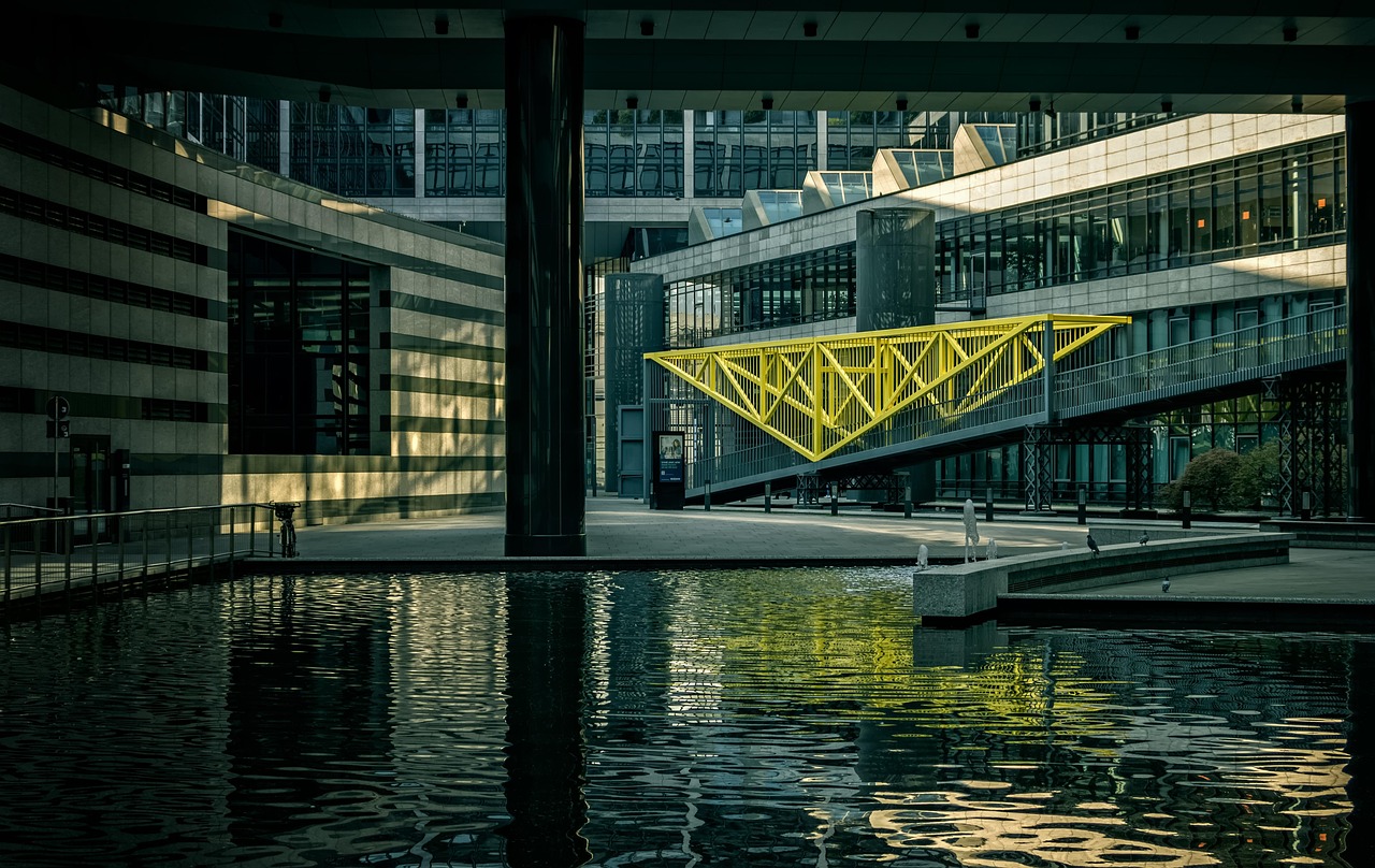 Façade van een centraal bankgebouw met klassieke pilaren