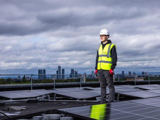 Zonnepanelen op de daken van huizen in een woonwijk