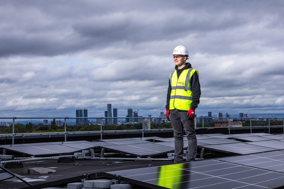 Zonnepanelen op de daken van huizen in een woonwijk