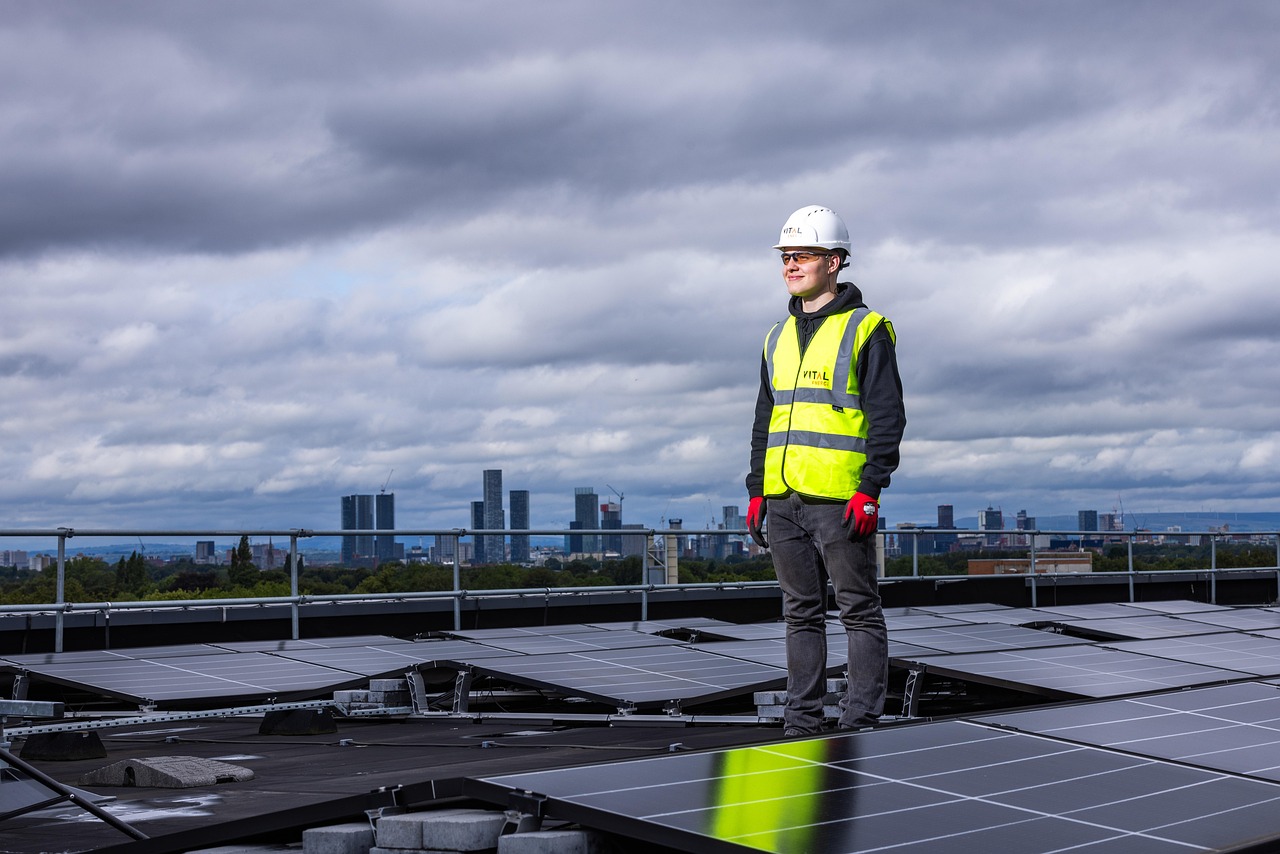 Zonnepanelen op de daken van huizen in een woonwijk