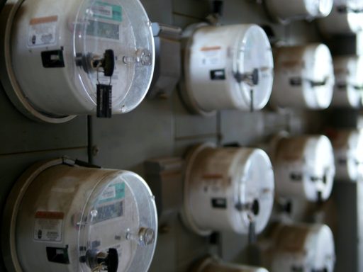 Slimme energiemeter aan de muur van een warme woonkamer in de zomer