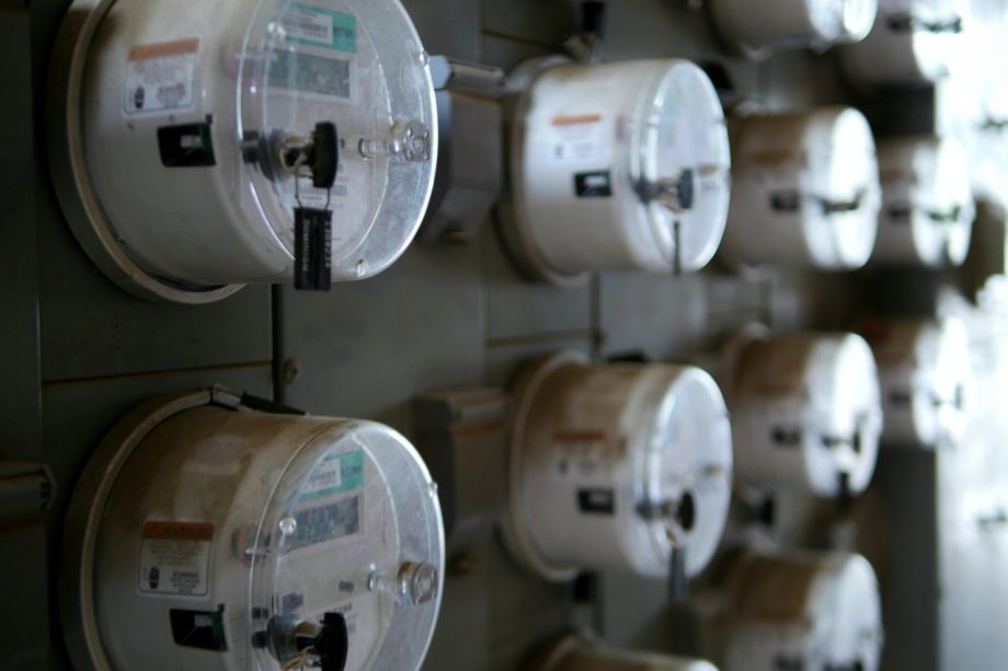 Slimme energiemeter aan de muur van een warme woonkamer in de zomer