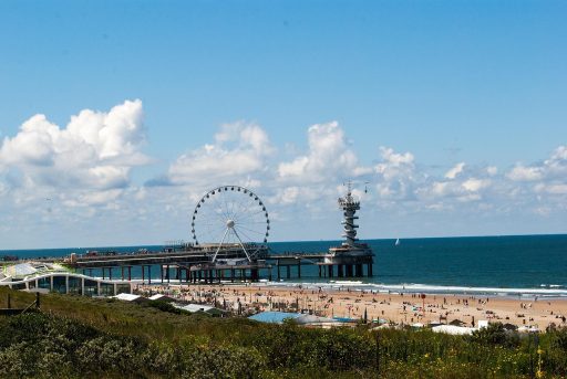 Historisch uitzicht op het strand van Scheveningen met de pier in de achtergrond