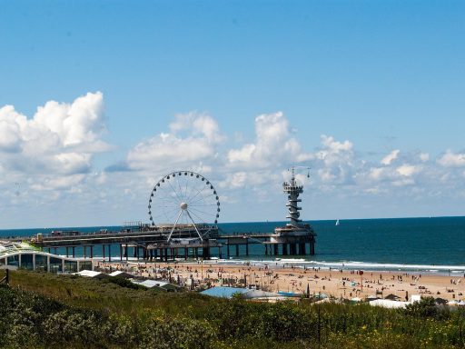 Historisch uitzicht op het strand van Scheveningen met de pier in de achtergrond