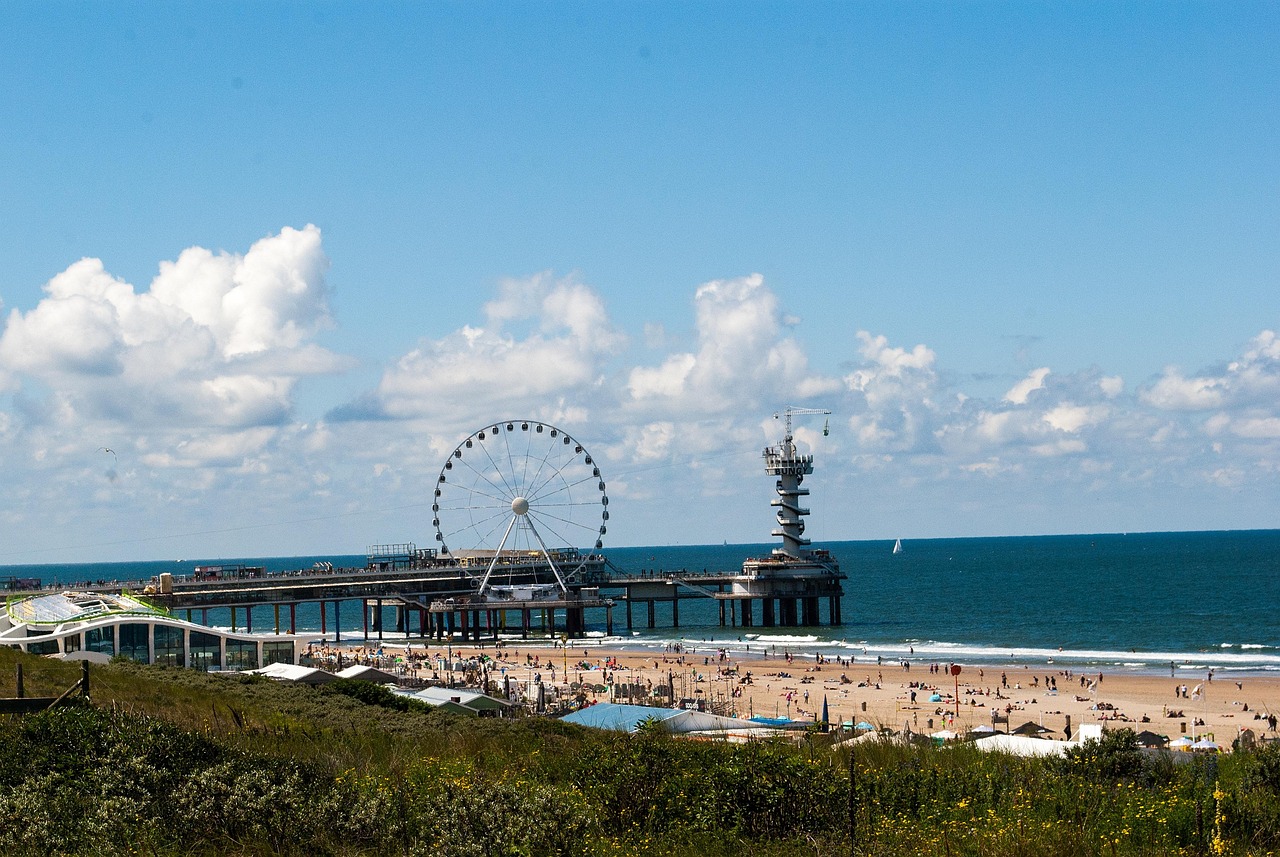 Historisch uitzicht op het strand van Scheveningen met de pier in de achtergrond