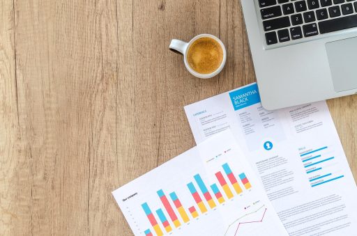 Persoon die financiële documenten en toeslagformulieren doorneemt aan een bureau