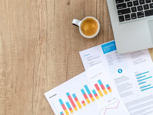 Persoon die financiële documenten en toeslagformulieren doorneemt aan een bureau