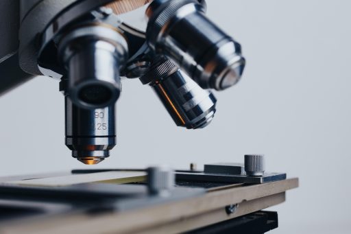 Een bioloog werkt op een laptop in een modern laboratorium omringd door apparatuur