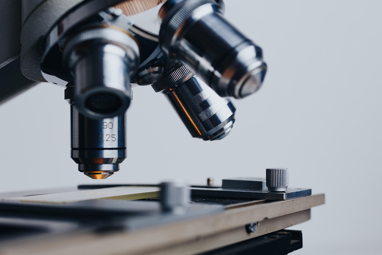 Een bioloog werkt op een laptop in een modern laboratorium omringd door apparatuur