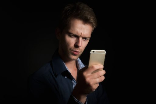 Persoon die een bankapp gebruikt op een smartphone met financiële overzichten op het scherm