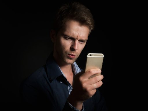 Persoon die een bankapp gebruikt op een smartphone met financiële overzichten op het scherm