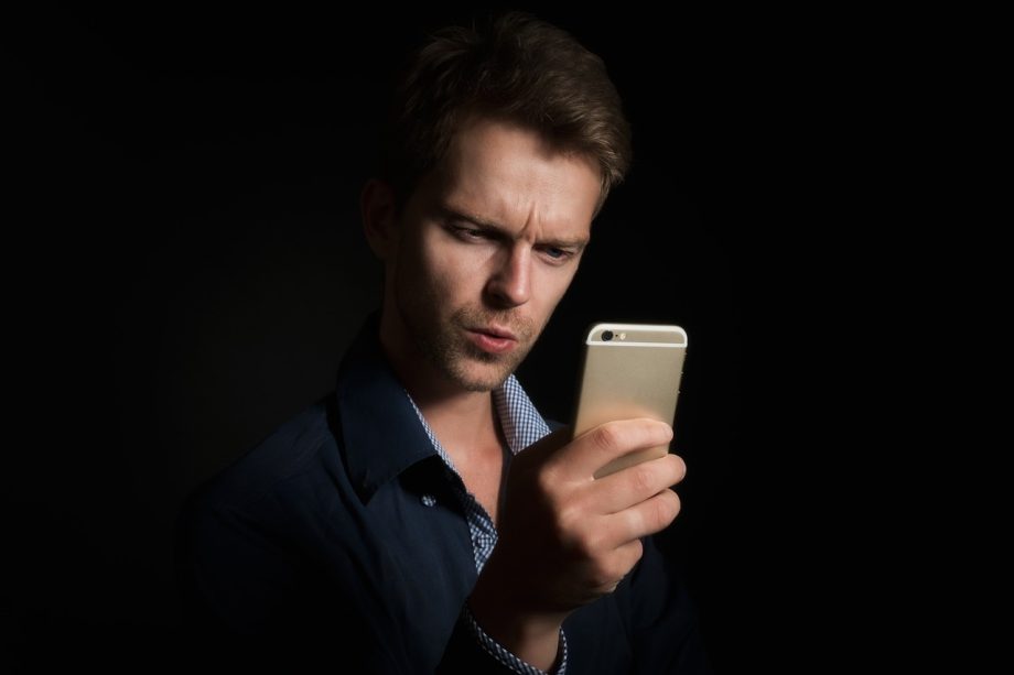 Persoon die een bankapp gebruikt op een smartphone met financiële overzichten op het scherm