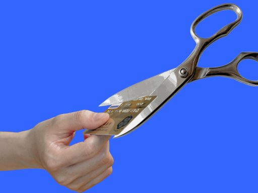Creditcard en rekenmachine op een bureau, symbool voor het berekenen van schulden en rente