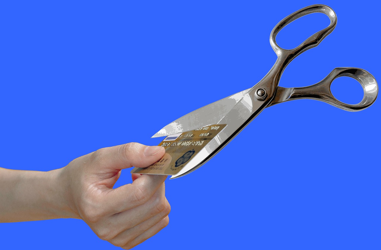 Creditcard en rekenmachine op een bureau, symbool voor het berekenen van schulden en rente