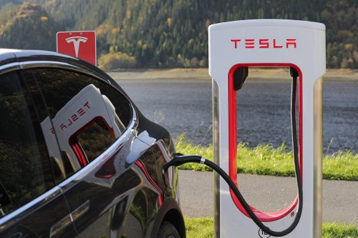 Elektrische auto aangesloten aan een thuislaadpaal in een Belgische garage