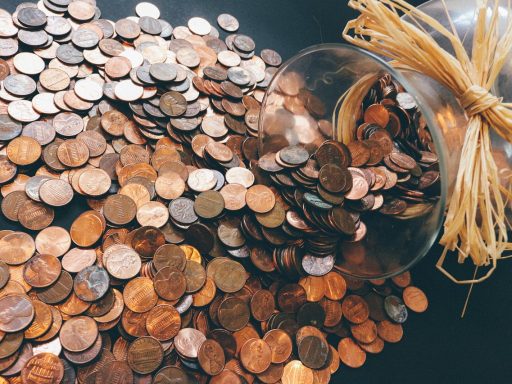 Spaarpot en bankbiljetten op een tafel als symbool voor verschillende soorten rekeningen