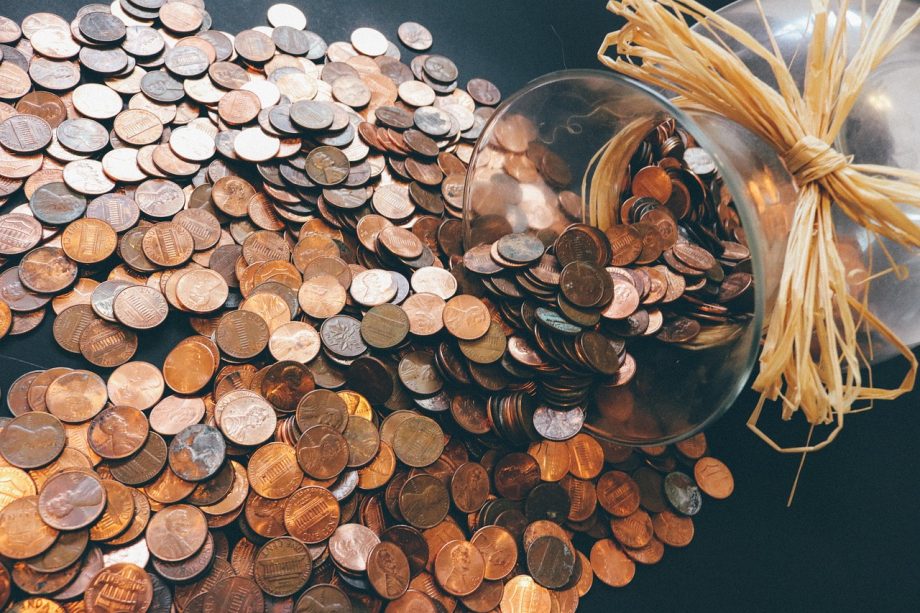 Spaarpot en bankbiljetten op een tafel als symbool voor verschillende soorten rekeningen