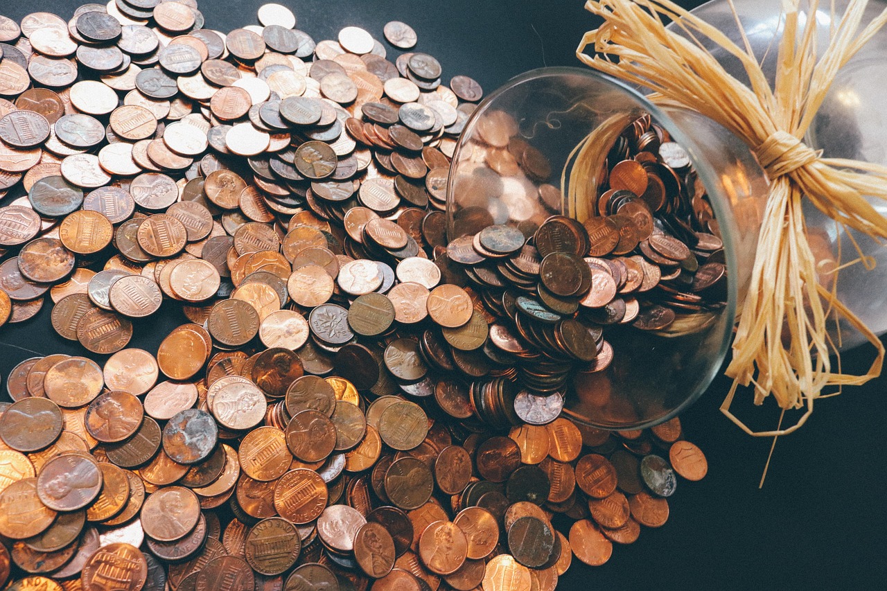 Spaarpot en bankbiljetten op een tafel als symbool voor verschillende soorten rekeningen