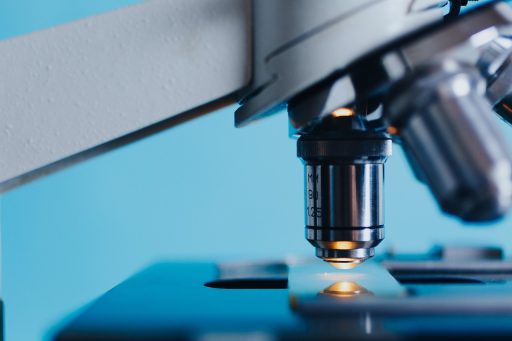 Wetenschapper in laboratorium met optische meetopstelling voor kwantumfysica-experimenten