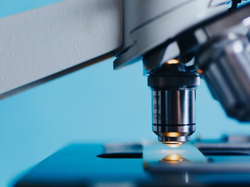 Wetenschapper in laboratorium met optische meetopstelling voor kwantumfysica-experimenten