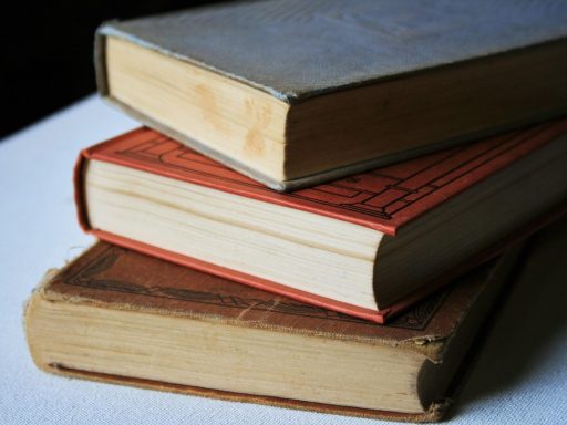 Vergeeld handgeschreven manuscript met oude tekst en letters