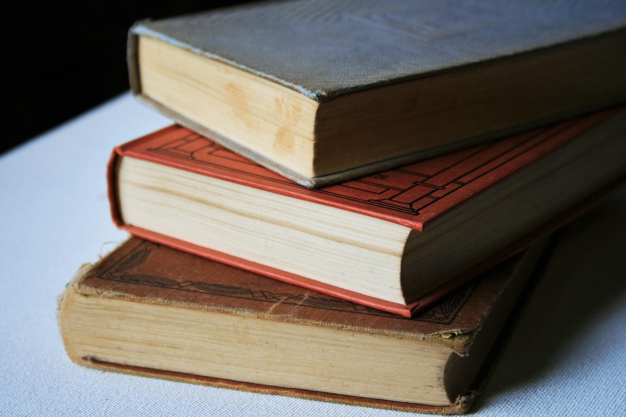 Vergeeld handgeschreven manuscript met oude tekst en letters