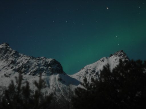 Noorderlicht boven een besneeuwd landschap in de poolnacht